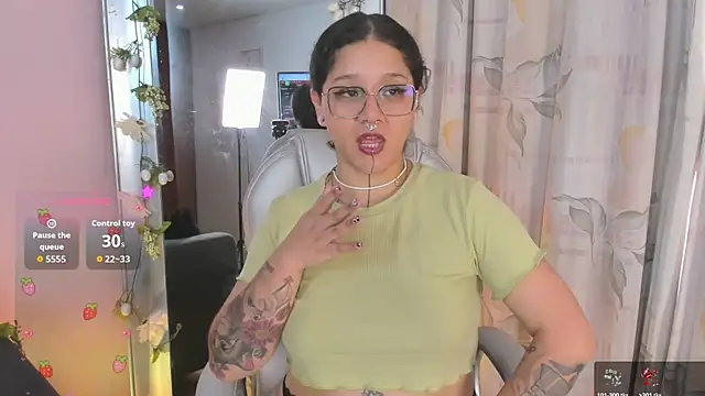 Snapshot of Sylvara_bx chatting on July 11, 2026, 12:30 pm Sylvara bx online show from July 11, 2026, 12:30 pm