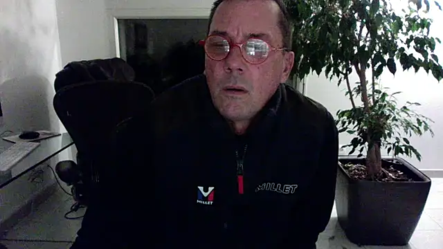 Snapshot of erw4n38 chatting on February 4, 2026, 9:53 pm erw4n38 online show from February 4, 2026, 9:53 pm