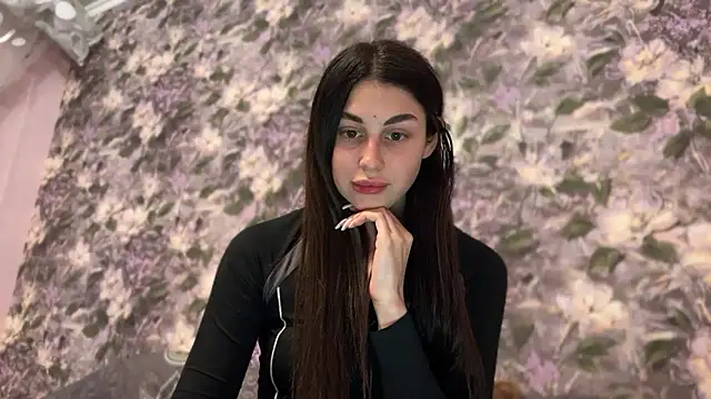 LiluMartiznir online show from April 6, 2026, 6:53 pm