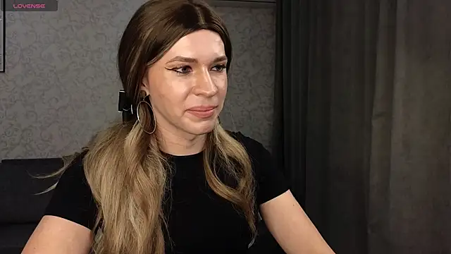 Snapshot of Anna_inHear chatting on April 6, 2026, 5:25 pm Anna inHear online show from April 6, 2026, 5:25 pm