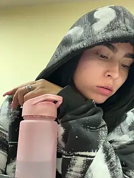 Sara Fernandez  online show from March 11, 2026, 3:18 pm