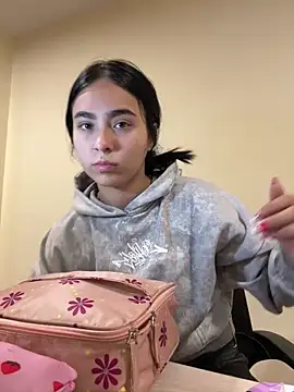 Sara Fernandez  online show from March 27, 2026, 2:39 pm