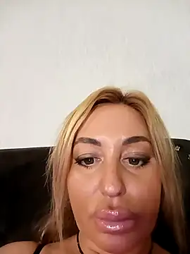 MiaMooly online show from October 22, 2025, 3:01 pm