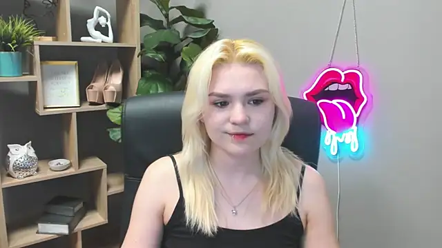 SweetLilyxo online show from March 25, 2026, 7:25 am