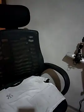 Snapshot of aki_zz69 chatting on February 5, 2026, 12:48 am aki zz69 online show from February 5, 2026, 12:48 am