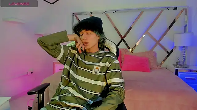 Snapshot of thanier_18 chatting on April 4, 2026, 7:11 pm thanier 18 online show from April 4, 2026, 7:11 pm