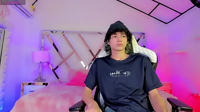 Snapshot of thanier_18 chatting on April 14, 2026, 7:53 pm thanier 18 online show from April 14, 2026, 7:53 pm