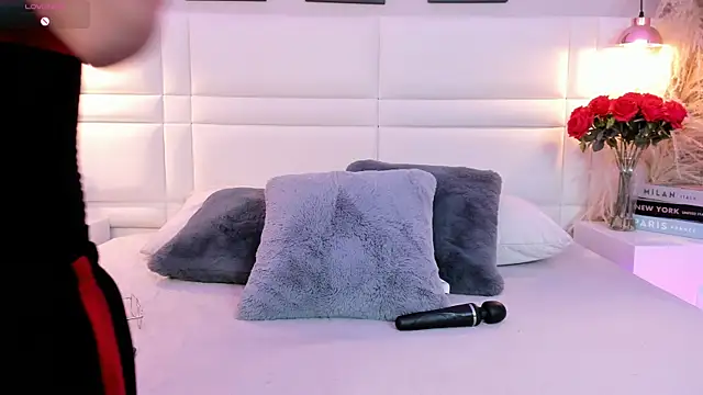 RaquelHyde  online show from May 27, 2026, 8:17 pm