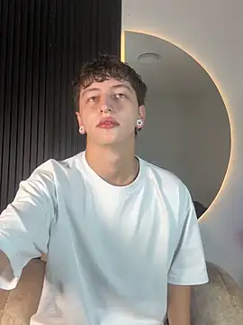 Snapshot of ARON_LUXX chatting on February 10, 2026, 3:10 am ARON LUXX online show from February 10, 2026, 3:10 am