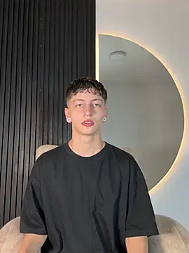 Snapshot of ARON_LUXX chatting on February 19, 2026, 3:02 am ARON LUXX online show from February 19, 2026, 3:02 am