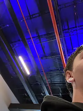 ARON LUXX online show from April 17, 2026, 2:09 pm