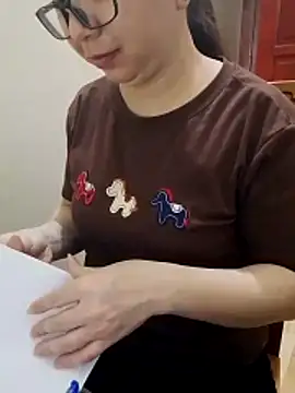 Snapshot of LiilyZi chatting on March 27, 2026, 1:44 am LiilyZi online show from March 27, 2026, 1:44 am