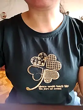 Snapshot of LiilyZi chatting on April 6, 2026, 1:47 am LiilyZi online show from April 6, 2026, 1:47 am