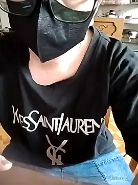 Snapshot of LiilyZi chatting on April 15, 2026, 2:07 am LiilyZi online show from April 15, 2026, 2:07 am