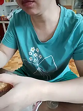 Snapshot of LiilyZi chatting on April 16, 2026, 1:28 am LiilyZi online show from April 16, 2026, 1:28 am