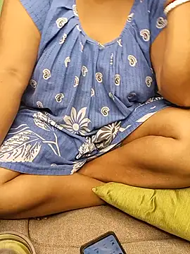 R Queen online show from July 24, 2026, 5:49 am