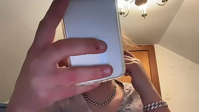 Snapshot of RaeganV chatting on February 26, 2026, 7:18 am RaeganV online show from February 26, 2026, 7:18 am