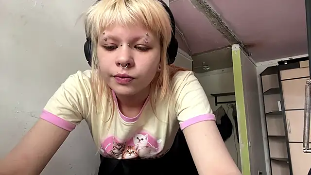 Snapshot of MeowMixer chatting on February 8, 2026, 9:13 am MeowMixer online show from February 8, 2026, 9:13 am