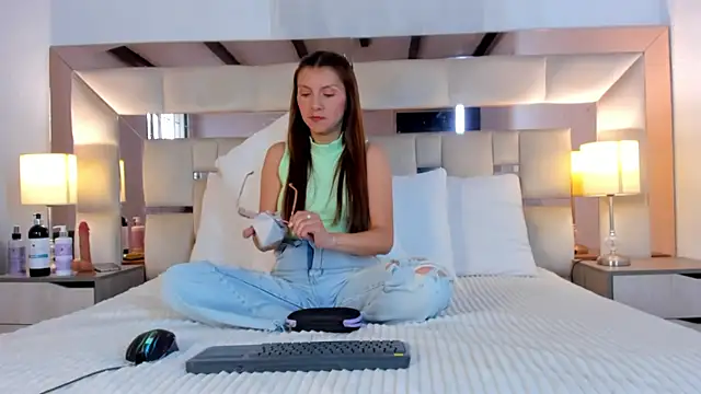 EloiseClairmont online show from April 10, 2026, 7:29 pm