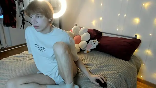 Snapshot of CalmFever chatting on February 9, 2026, 2:10 pm CalmFever online show from February 9, 2026, 2:10 pm