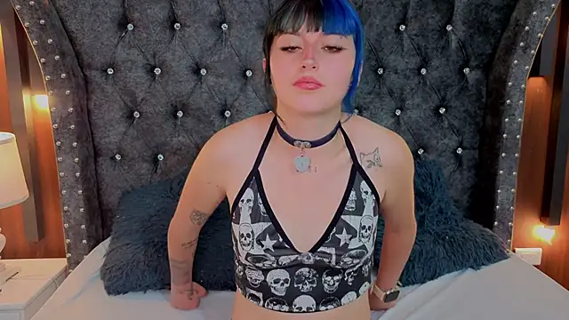 Snapshot of OliviaBonnie chatting on February 8, 2026, 8:23 pm OliviaBonnie online show from February 8, 2026, 8:23 pm