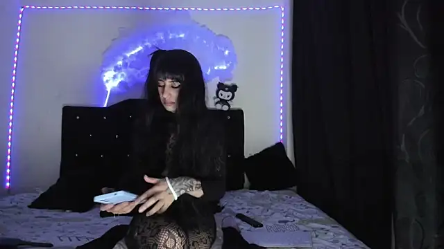  darkcandy online show from April 12, 2026, 5:01 am