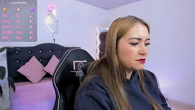 LUNAKITTY TAY online show from May 19, 2026, 11:49 am