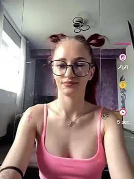 Snapshot of Roxyfoxyyy chatting on May 21, 2026, 5:47 am Roxyfoxyyy online show from May 21, 2026, 5:47 am