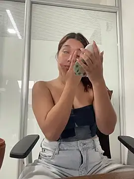 Snapshot of Emily_Harpeer chatting on March 26, 2026, 11:49 am Emily Harpeer online show from March 26, 2026, 11:49 am