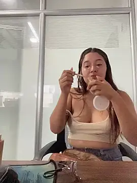 Snapshot of Emily_Harpeer chatting on April 2, 2026, 11:30 am Emily Harpeer online show from April 2, 2026, 11:30 am