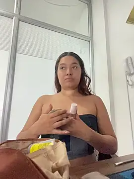 Snapshot of Emily_Harpeer chatting on April 3, 2026, 11:41 am Emily Harpeer online show from April 3, 2026, 11:41 am