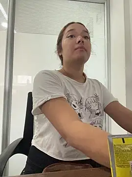 Snapshot of Emily_Harpeer chatting on April 6, 2026, 11:44 am Emily Harpeer online show from April 6, 2026, 11:44 am