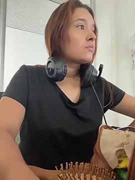 Snapshot of Emily_Harpeer chatting on April 8, 2026, 11:32 am Emily Harpeer online show from April 8, 2026, 11:32 am