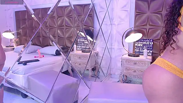 LunaJohns online show from April 4, 2026, 12:35 pm