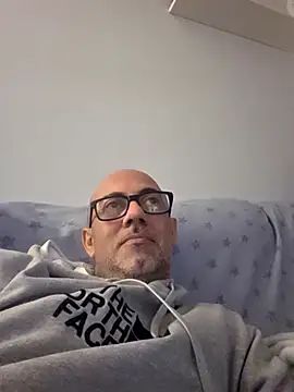 pareja47 online show from March 11, 2026, 11:55 pm