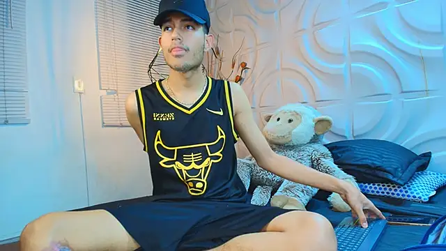 ItsZairen online show from April 17, 2026, 4:26 am