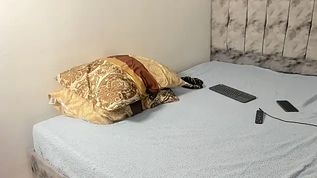 maykyboyx online show from March 17, 2026, 2:27 am