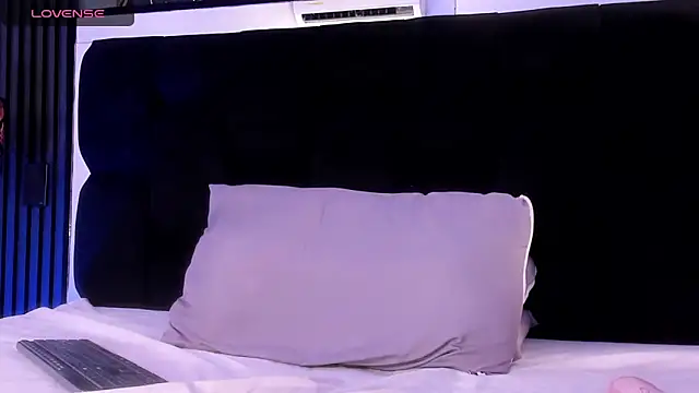 Snapshot of light_eyes_ chatting on June 12, 2026, 8:52 pm light eyes online show from June 12, 2026, 8:52 pm