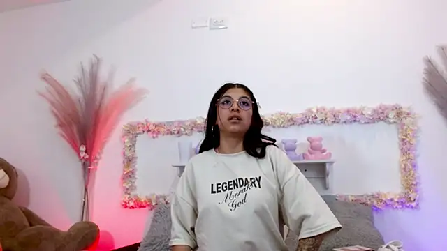 Snapshot of sharlotaustral18 chatting on March 3, 2026, 3:56 am sharlotaustral18 online show from March 3, 2026, 3:56 am