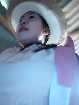 Yiyoongg online show from April 14, 2026, 12:05 am