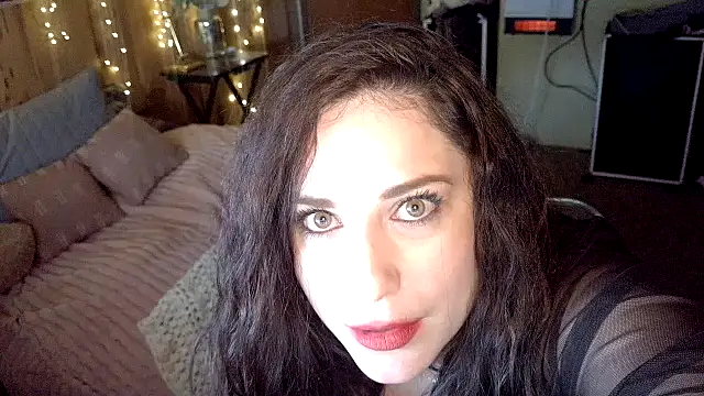 VelvetBrunetteXo online show from April 7, 2026, 4:51 pm