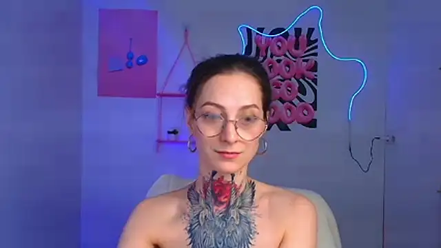 Snapshot of Esmi_Winter chatting on February 14, 2026, 6:43 am Esmi Winter online show from February 14, 2026, 6:43 am