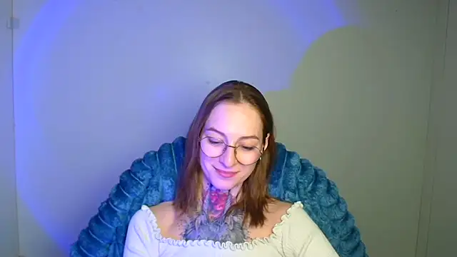 Snapshot of Esmi_Winter chatting on February 24, 2026, 6:33 am Esmi Winter online show from February 24, 2026, 6:33 am