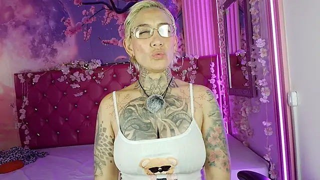 Everlyn sexx online show from April 18, 2026, 8:09 pm