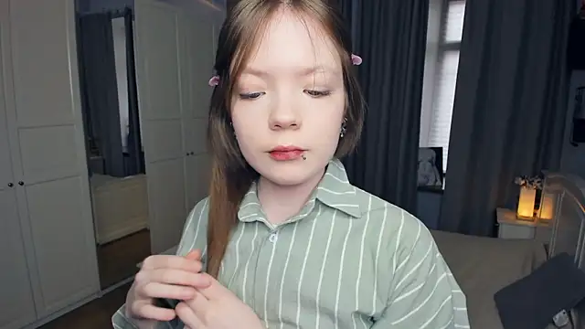 Snapshot of LavenderMitten chatting on March 6, 2026, 5:26 am LavenderMitten online show from March 6, 2026, 5:26 am