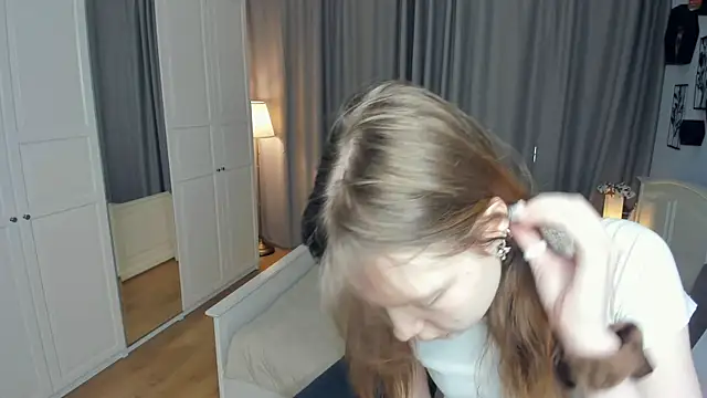 Snapshot of LavenderMitten chatting on March 21, 2026, 7:13 am LavenderMitten online show from March 21, 2026, 7:13 am