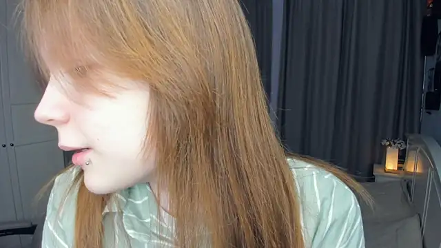 Snapshot of LavenderMitten chatting on April 6, 2026, 5:52 am LavenderMitten online show from April 6, 2026, 5:52 am