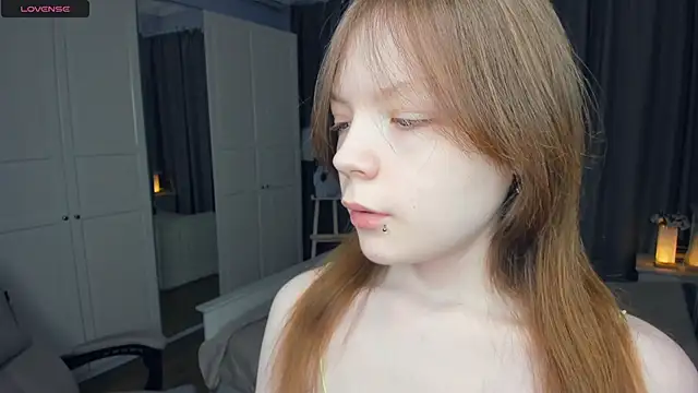 Snapshot of LavenderMitten chatting on April 7, 2026, 6:03 am LavenderMitten online show from April 7, 2026, 6:03 am