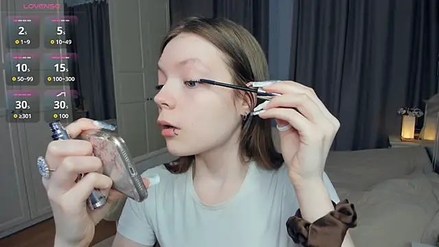 Snapshot of LavenderMitten chatting on April 16, 2026, 5:52 am LavenderMitten online show from April 16, 2026, 5:52 am