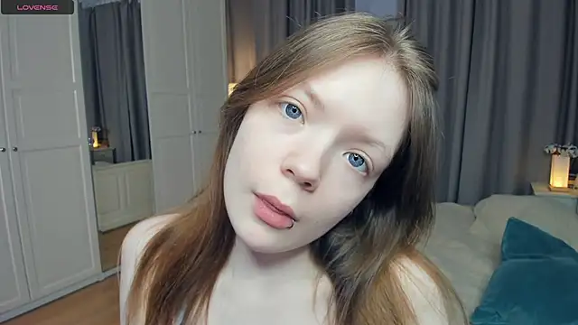 Snapshot of LavenderMitten chatting on April 26, 2026, 5:38 am LavenderMitten online show from April 26, 2026, 5:38 am